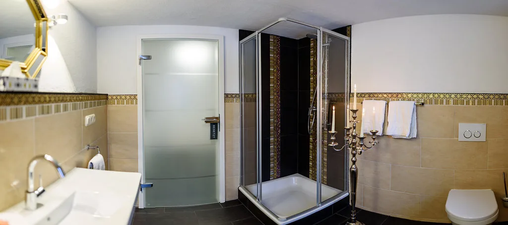 Badezimmer mit Dusche