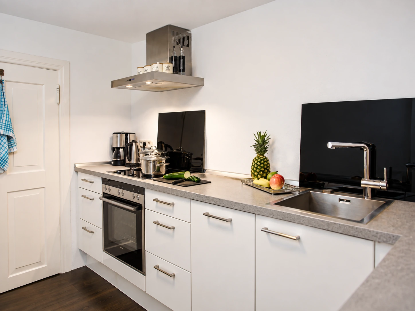 Kompakte Küchenzeile mit Backofen, Ceranfeld und Spüle