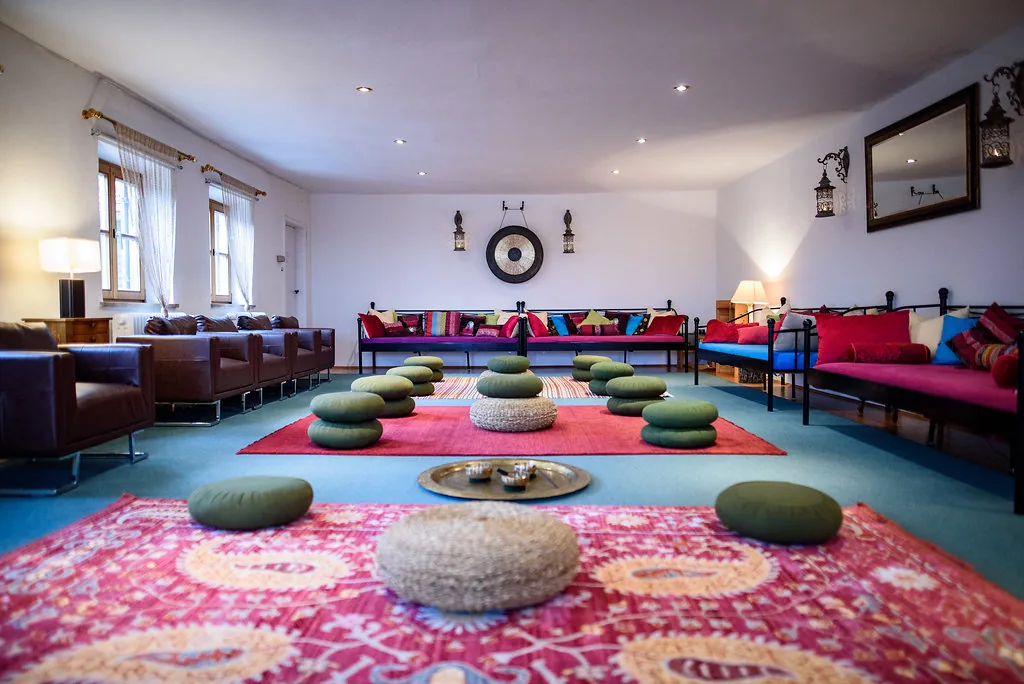 Großer Raum mit Kissen für Yoga oder Meditation