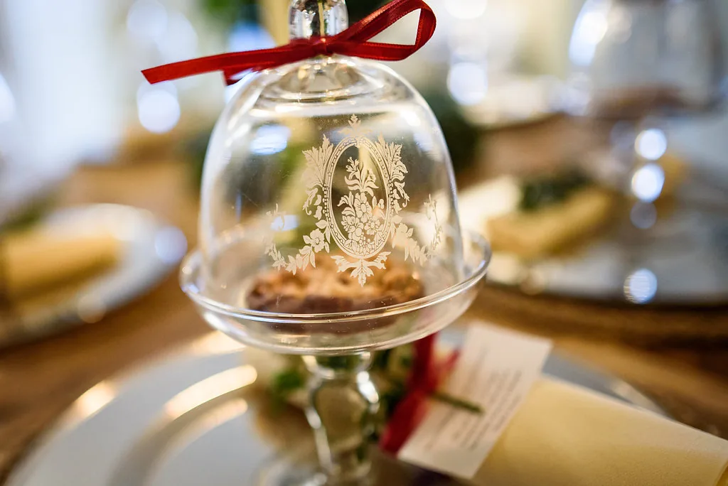 Gedeckter Tisch mit Glasglocke als Detail