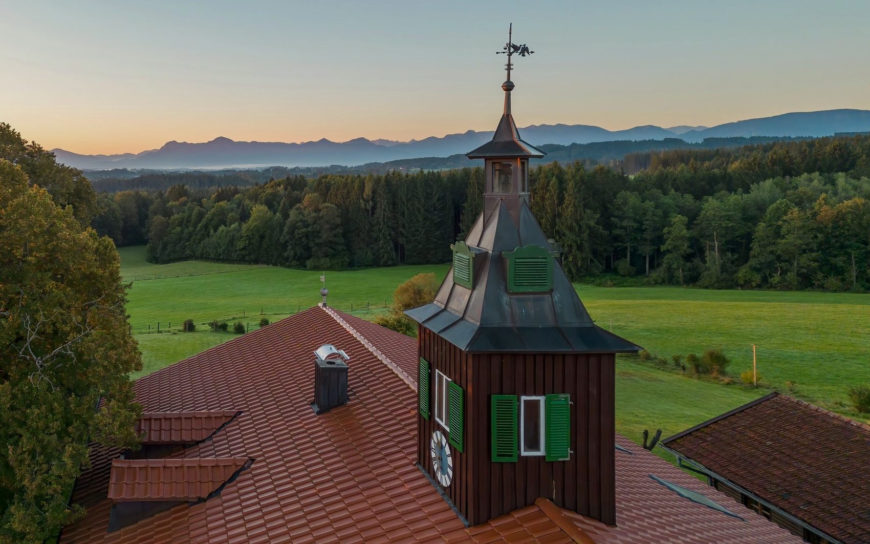 Gut Rechetsberg mit historischem Turm und Blick auf das Alpenvorland
