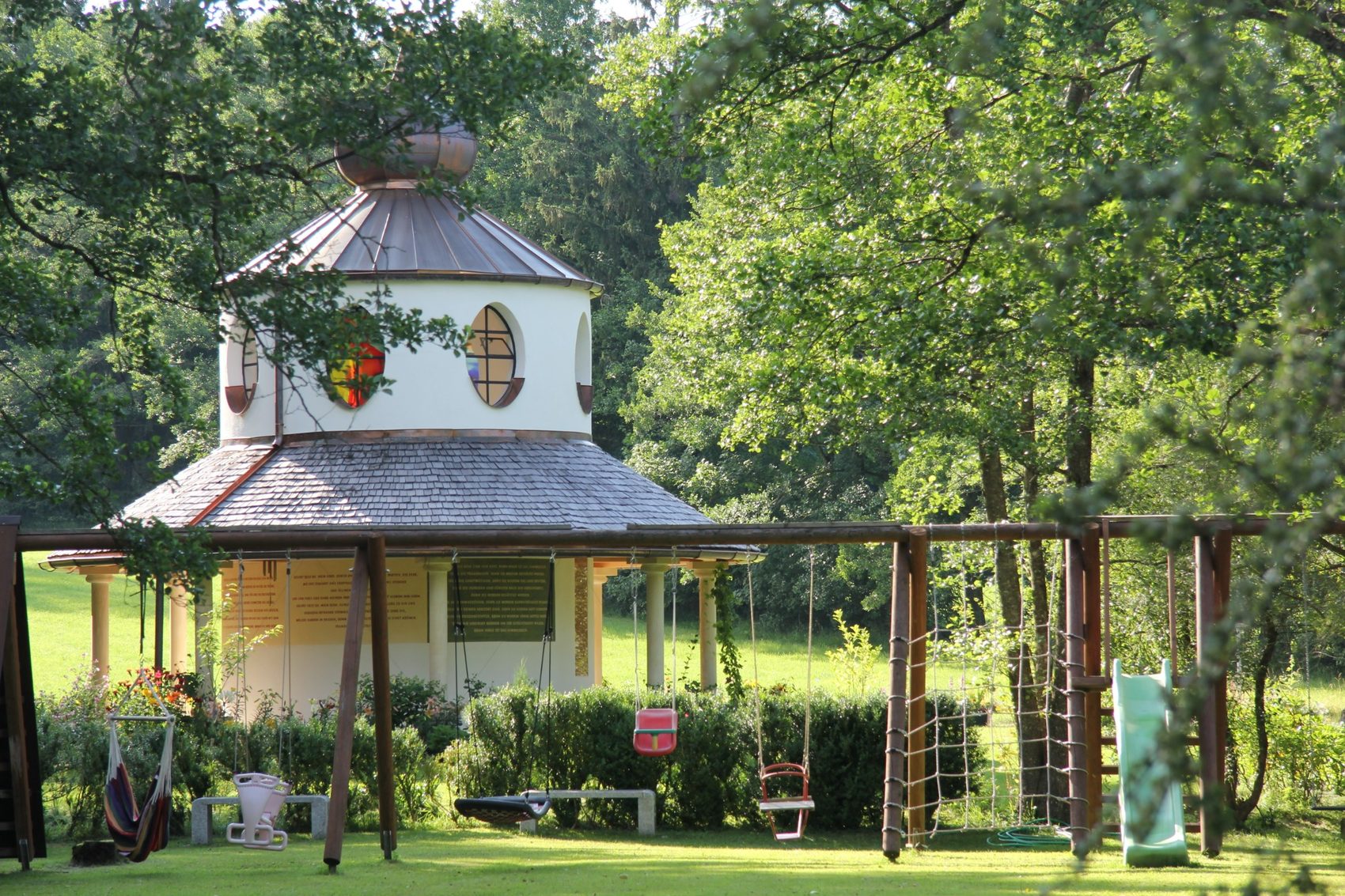 Grüner Park von Gut Rechetsberg mit Pavillon und Spielbereich