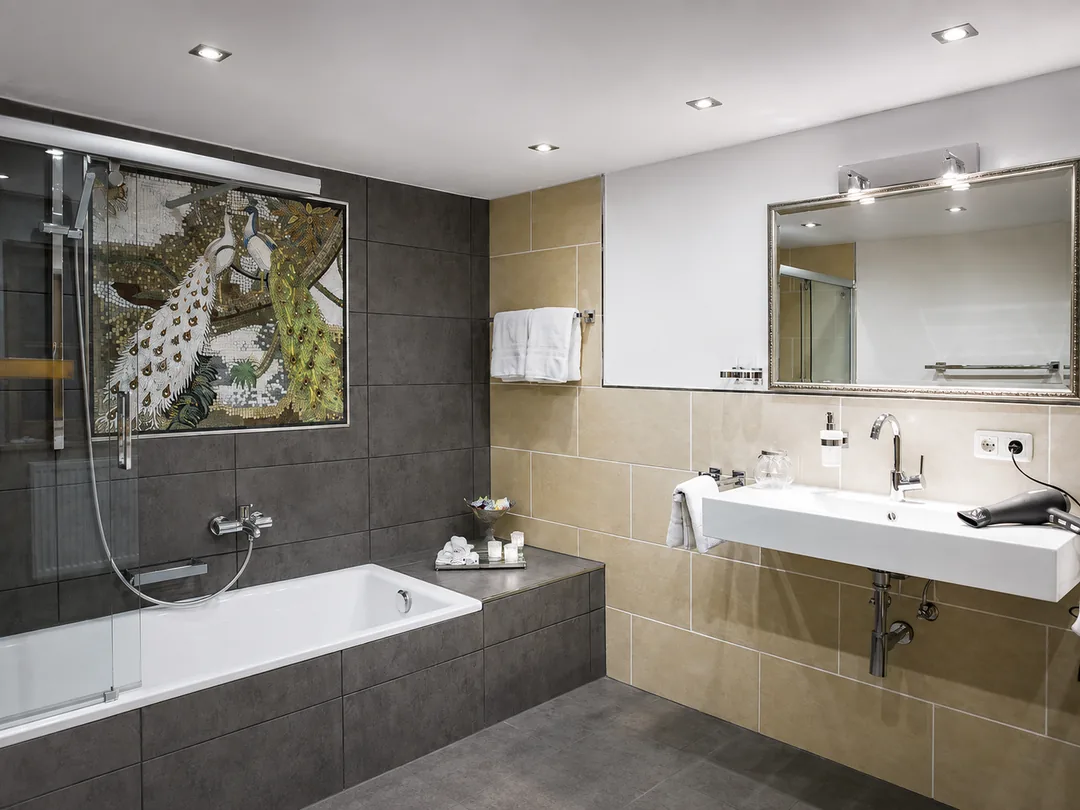 Modernes Badezimmer mit Badewanne und Dusche im Großen Landhaus I