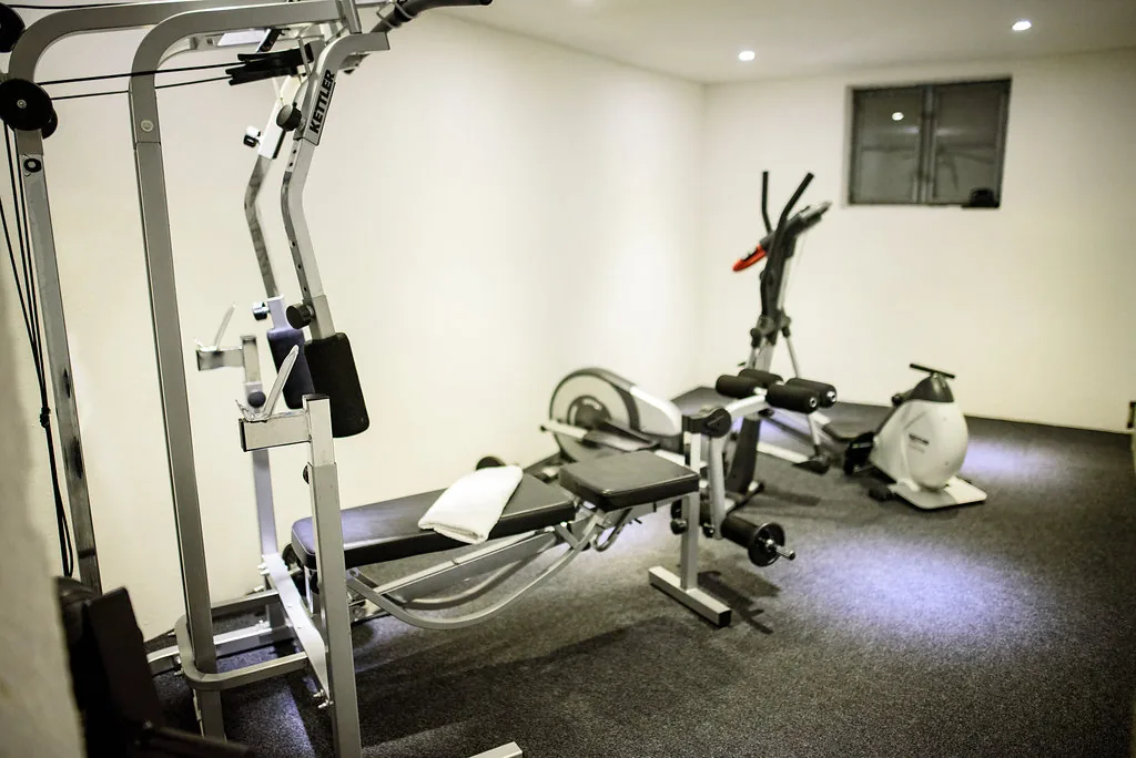 Fitnessbereich mit Kraftstation und Ergometer im Großen Landhaus I