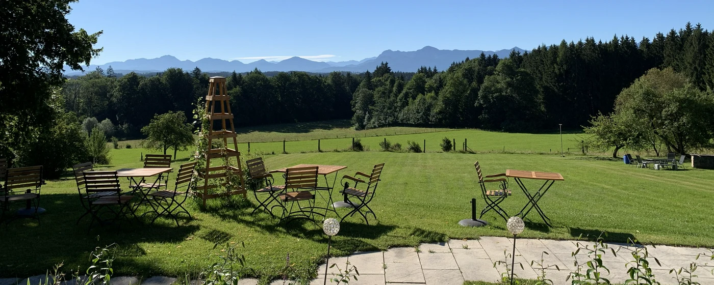 Sitzplätze mit Bergblick