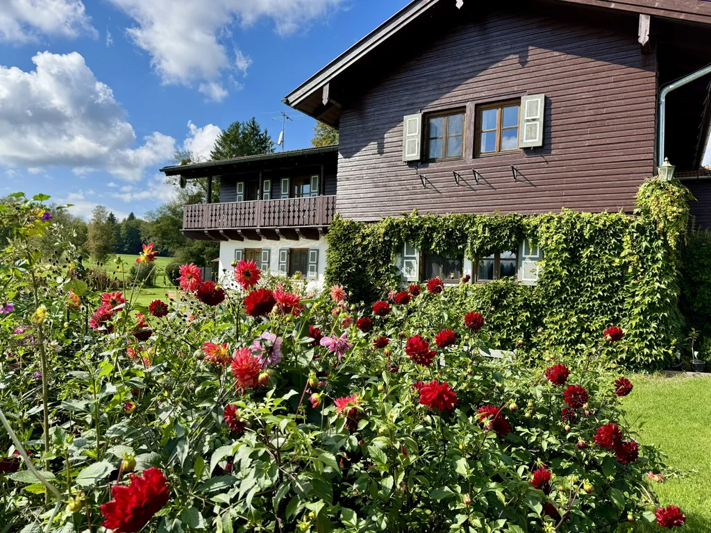 Blumengarten vor dem historischen Gutshaus