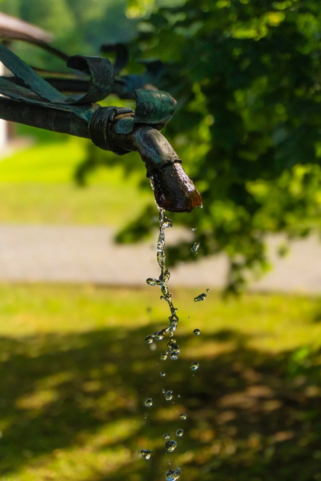 Brunnendetail mit fließendem Wasser