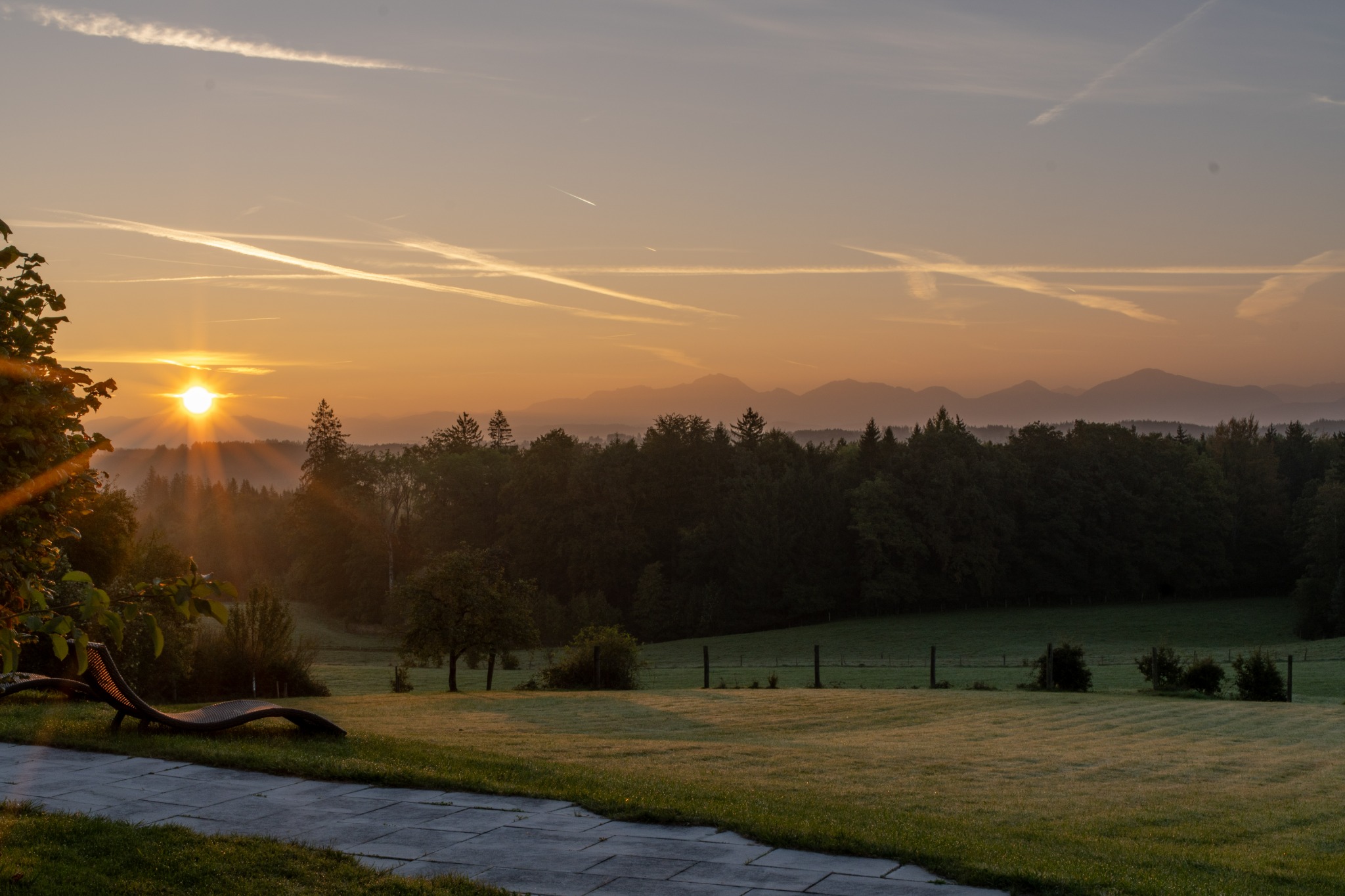 Panoramablick über den Park von Gut Rechetsberg bis zu den Alpen