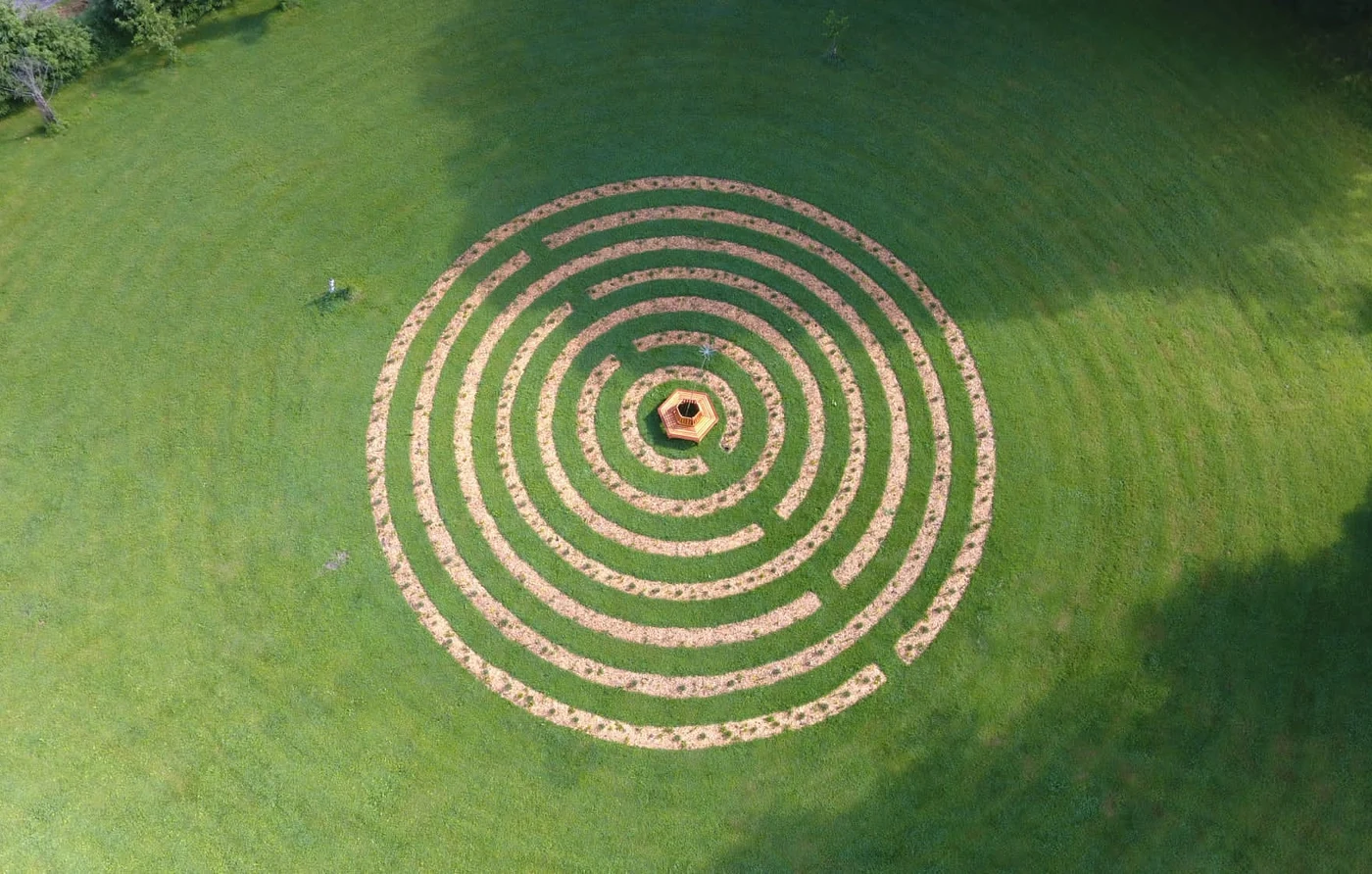 Luftbild eines kreisförmigen Labyrinths im Park