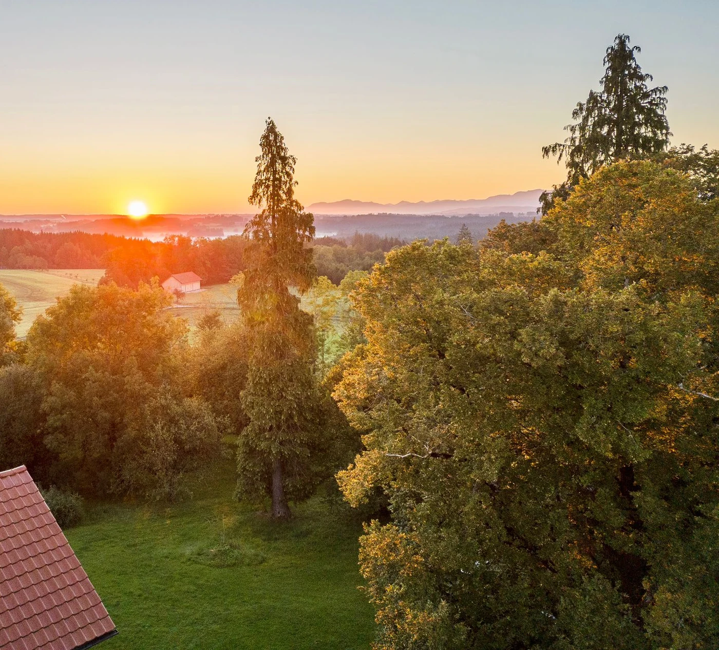 Abendlicher Weitblick über Gut Rechetsberg bis zu den Bergen
