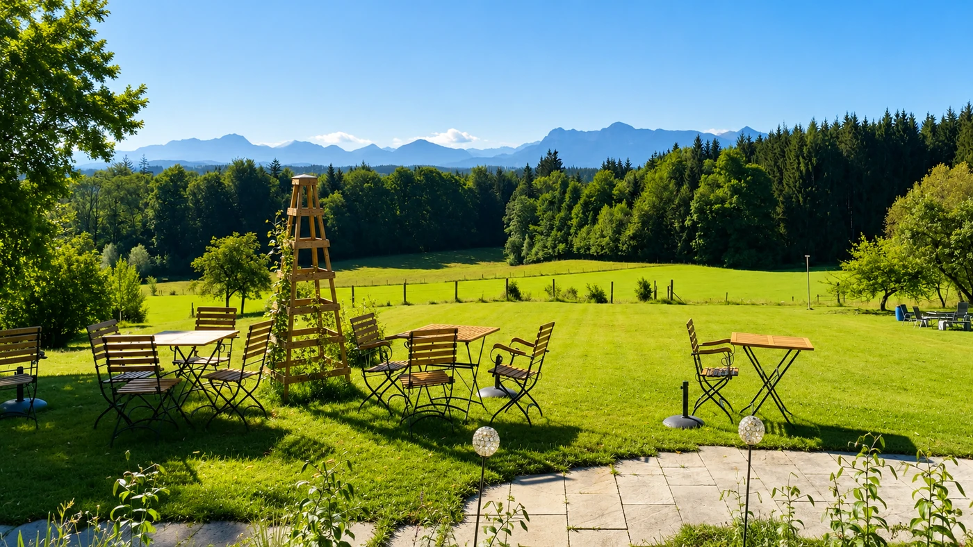Sitzplätze im Park mit weitem Blick auf Wiesen und Berge