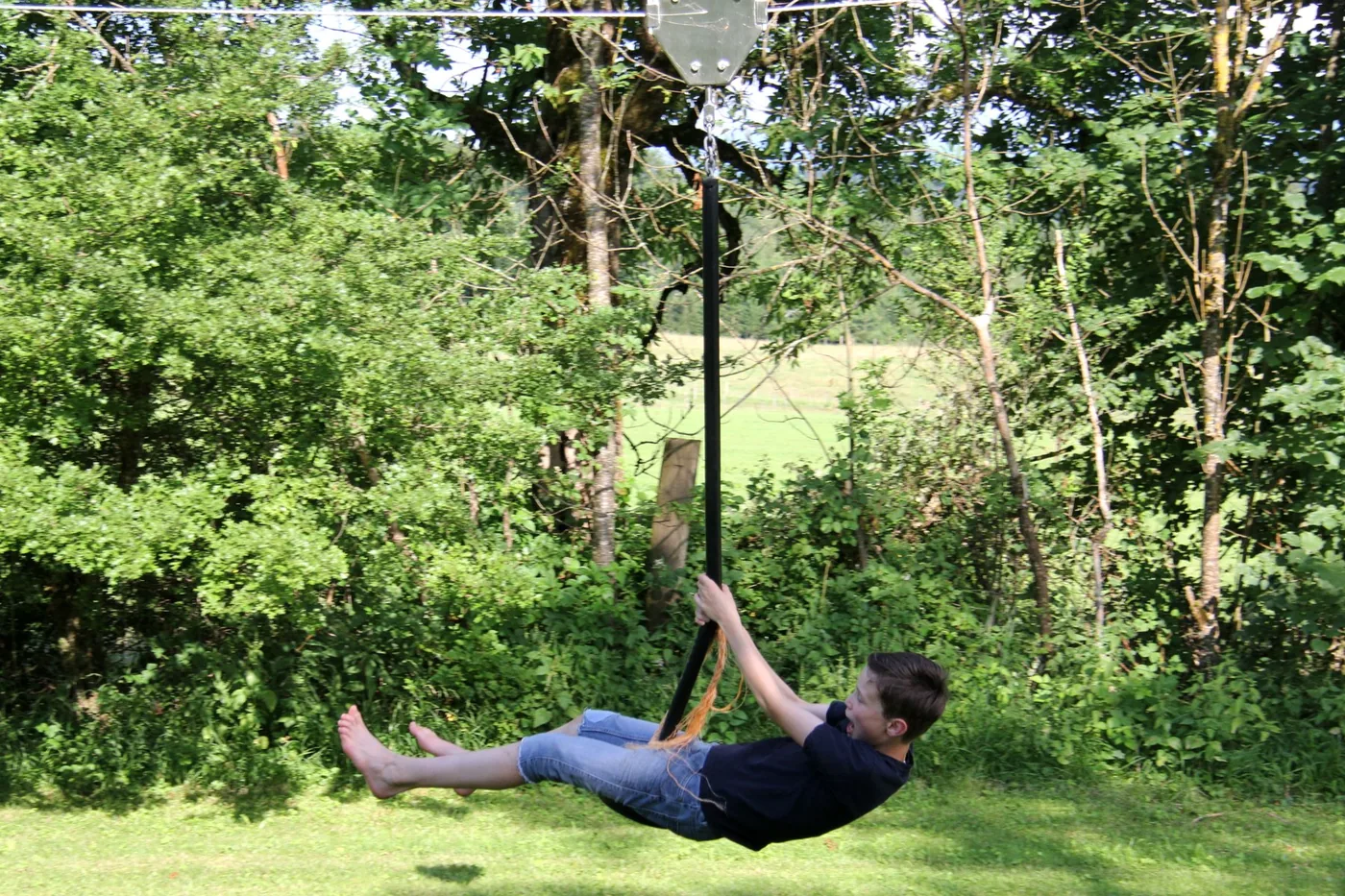 Kind auf einer Seilrutsche im Park