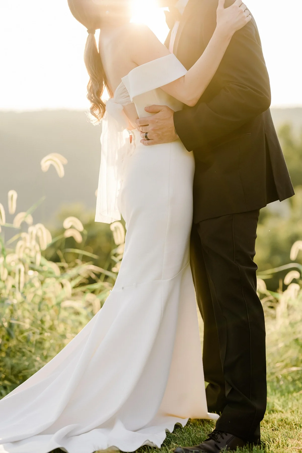 Hochzeitspaar im Abendlicht