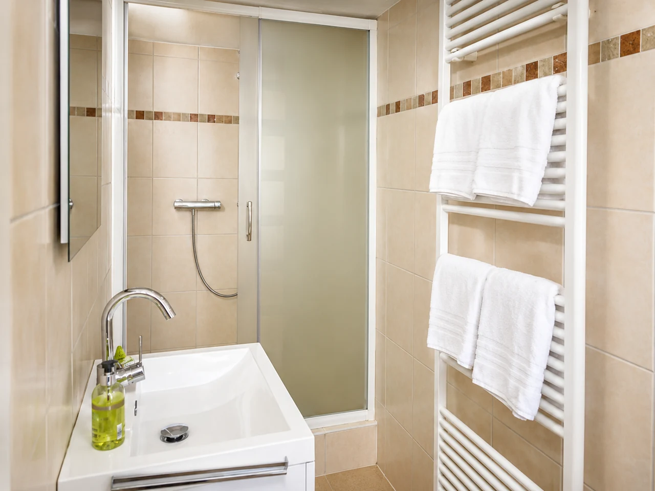 Badezimmer mit Dusche und Handtuchheizkörper im Kleinen Landhaus II