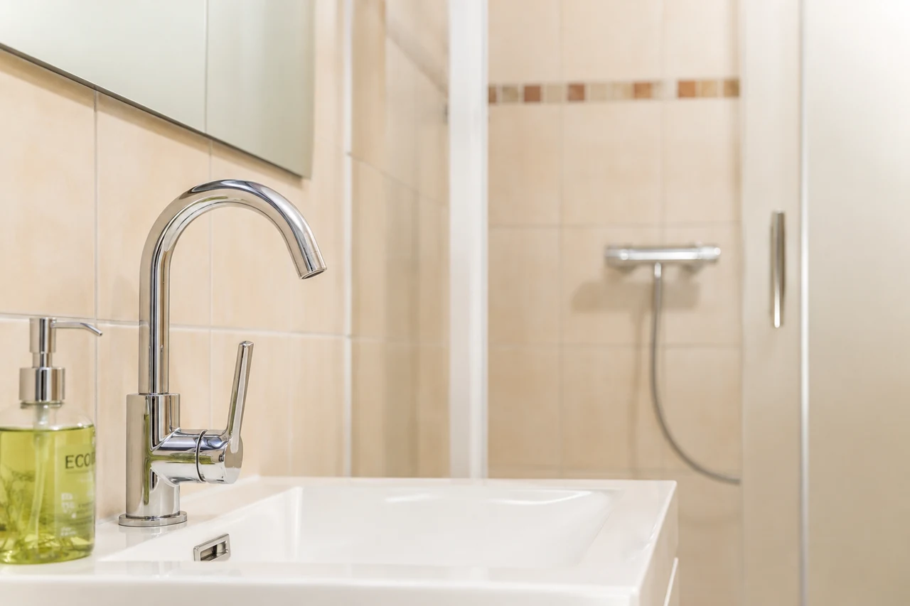 Waschbecken und Dusche im Kleinen Landhaus II