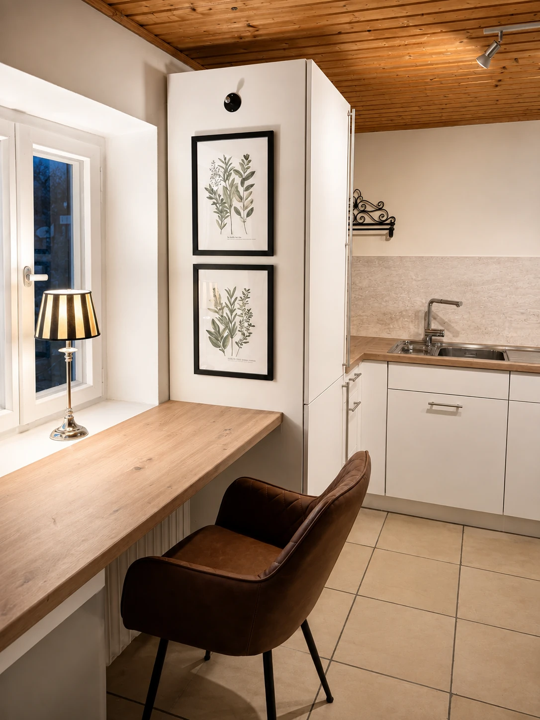 Küche im Kleinen Landhaus II mit Fensterarbeitsplatz, Kühlschrank und Spüle